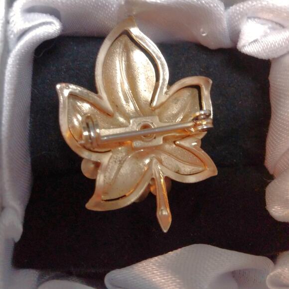 Vintage Emerald Green Brooch Mini Flower Pin Rhinestone Gold Tone Cut Out Leaf - Picture 5 of 12